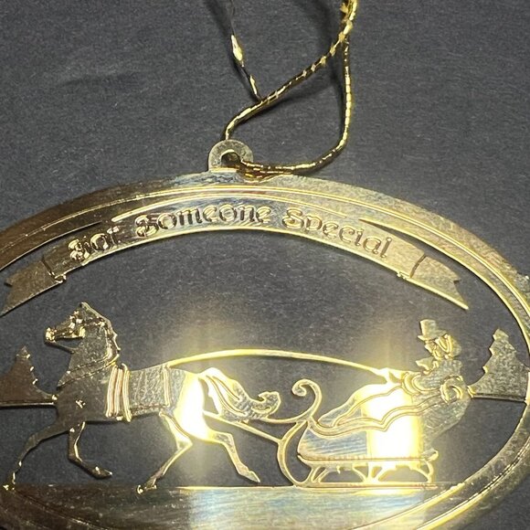 Vintage 1990 Rare Hallmark Gold Tone Metal Horse & Carriage Christmas Ornament - Picture 3 of 5